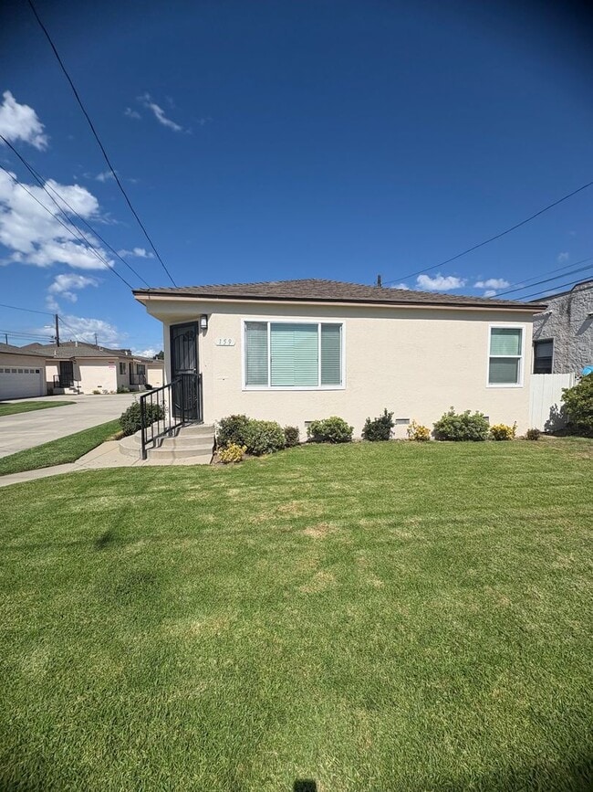 Building Photo - Oxnard - Single story, fully updated, two bedroom, one bath house!