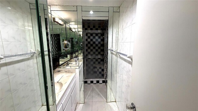 Building Photo - 3505 S Ocean Dr
