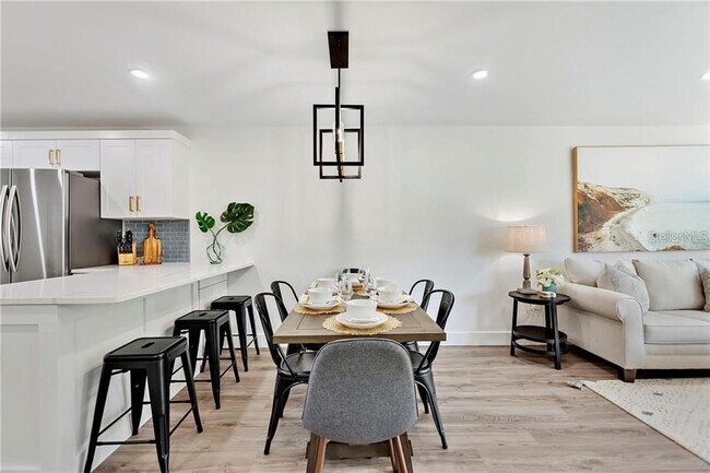 Building Photo - 7003 Sunset Way