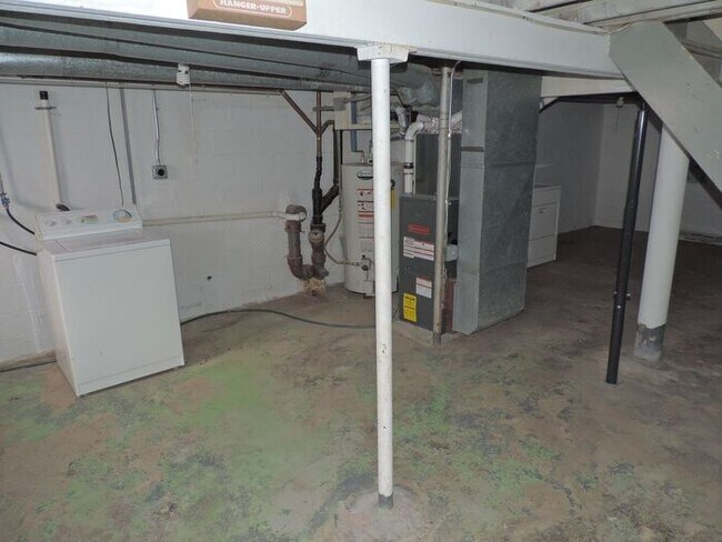 Building Photo - $1,500 | 2 Bedroom, 1 Bathroom House | No ...