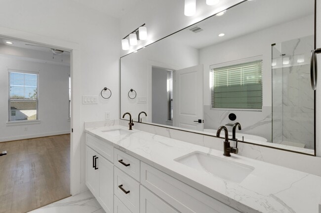 Building Photo - 1526 Chestnut St