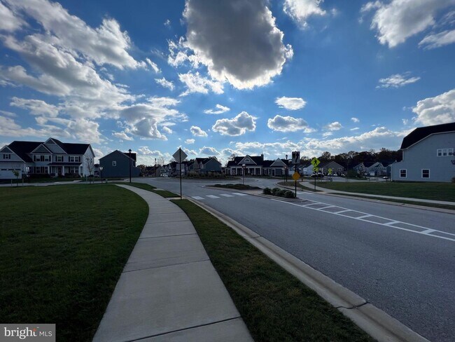 Building Photo - 8227 S Maple Lawn Blvd