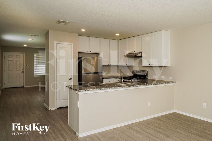 Building Photo - 2402 Double Oak Dr