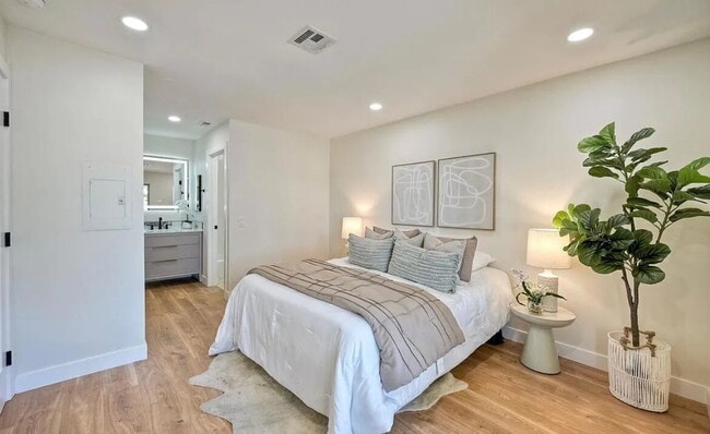 Building Photo - Stunning corner-unit condo in prime West M...