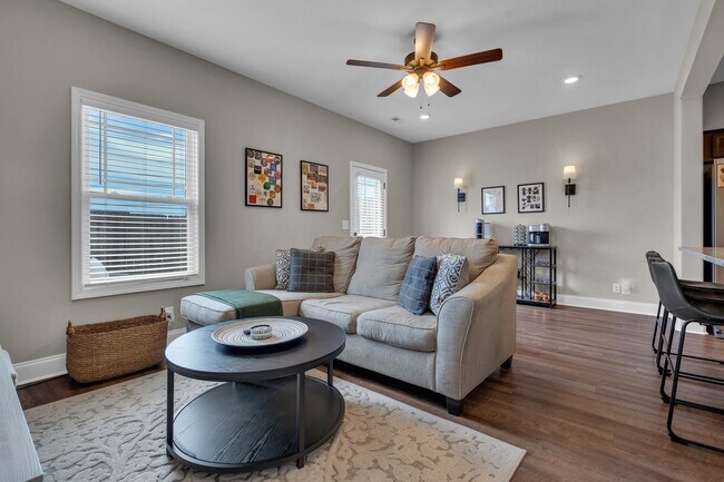 Building Photo - Pet Friendly Two Bedroom!