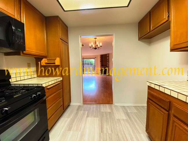 Building Photo - Spacious Townhouse condo with central A/C,...