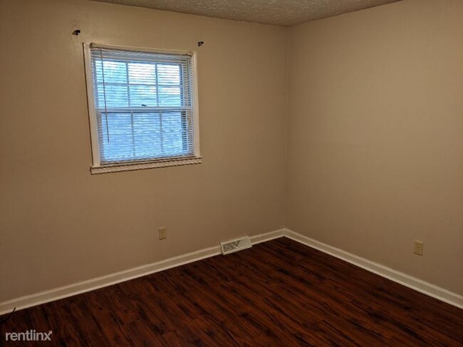 Building Photo - 429 Whispering Hills Dr