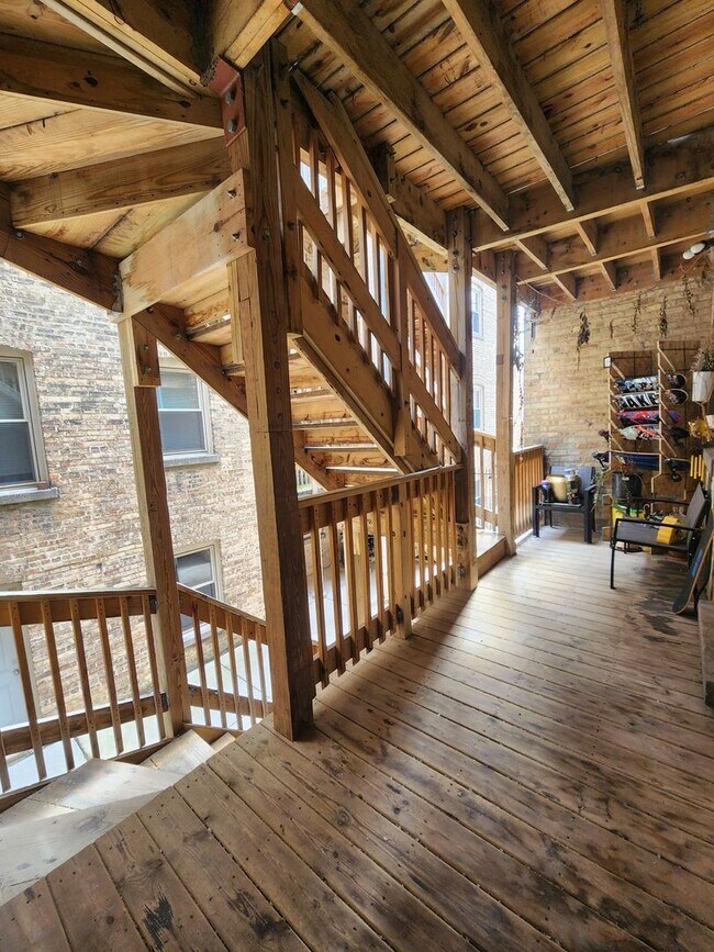 Building Photo - Large 2-bed/2-bath Apartment With Updated Kitchen and Large Living Room