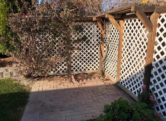 Building Photo - 212 SW Malibu Dr