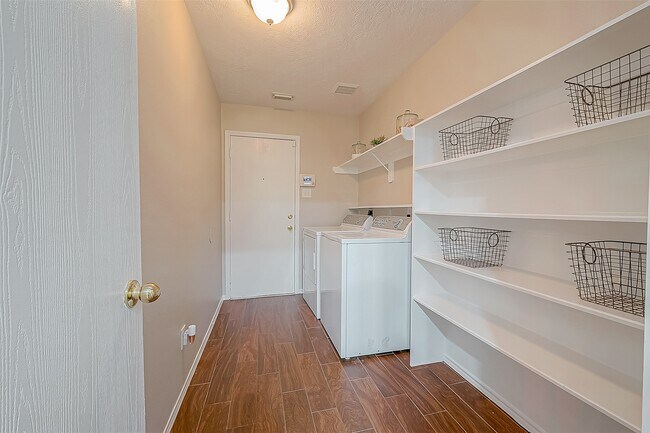 Building Photo - 11 Yarrowdale Ct