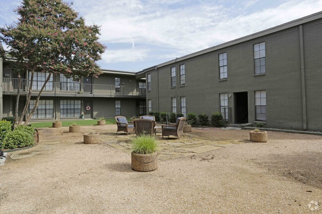 Courtyard - Kimpton Apartments on Bennett