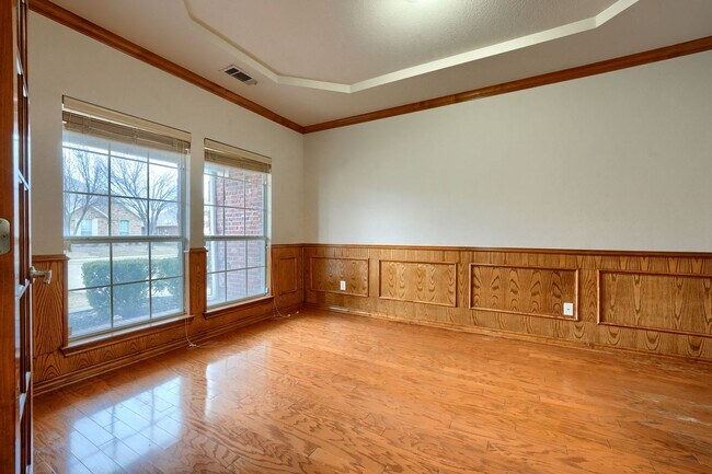 Building Photo - Stunning 5-Bedroom Home with Spacious Backyard and Modern Upgrades