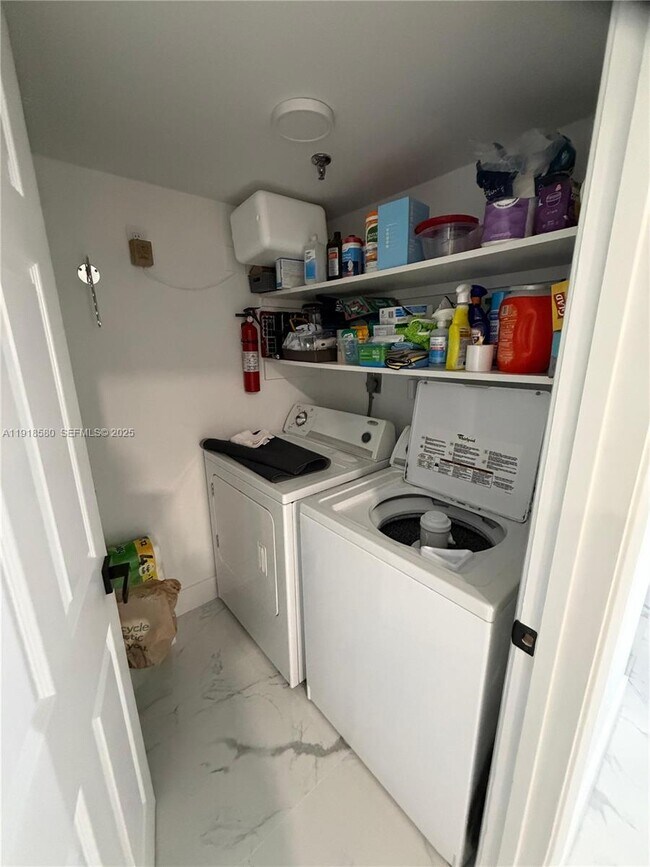 Building Photo - 7290 Kinghurst Dr