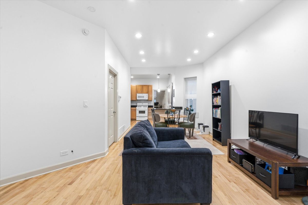 Building Photo - 5739 N Winthrop Ave