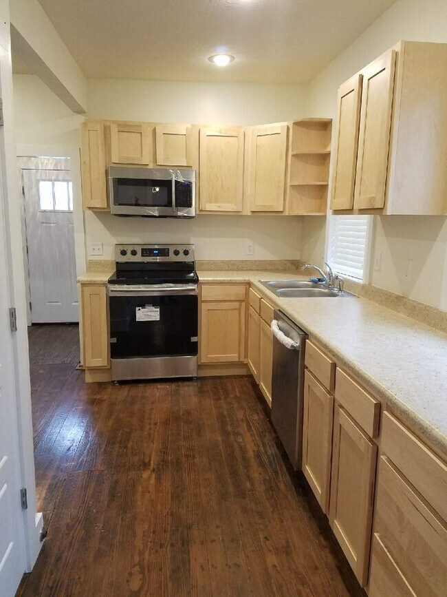 Building Photo - 803 S Rogers St