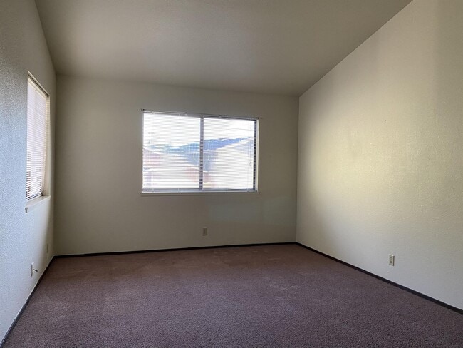 Building Photo - 674 Hidden Creek Rd