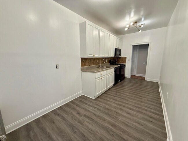 Building Photo - 546 Bergen Ave