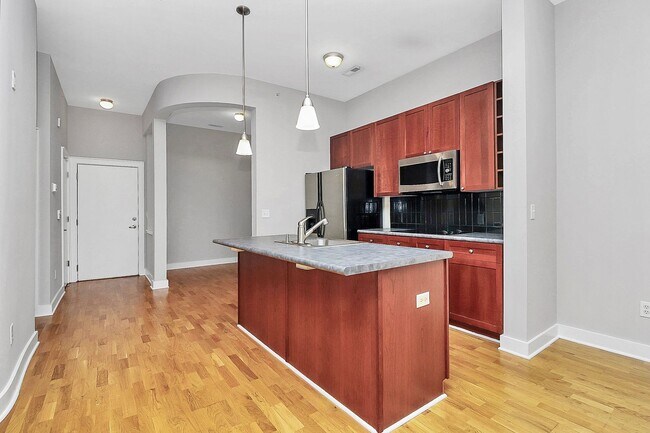 Building Photo - Uptown Living!