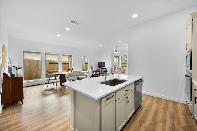 Building Photo - 31243 Riley Hts Dr