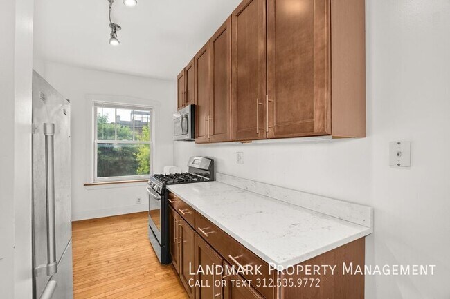 Building Photo - 824 W Wrightwood Ave