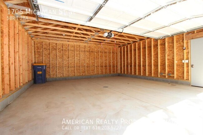 Building Photo - 1706 Michigan St NE