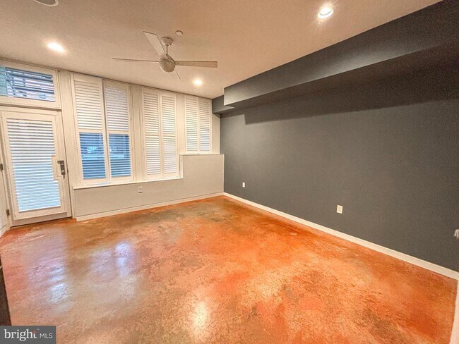 Building Photo - 149 W Laurel St