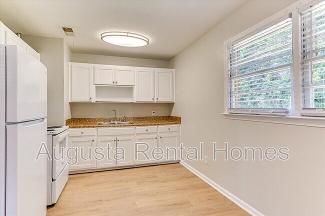 Building Photo - 329 E View Dr