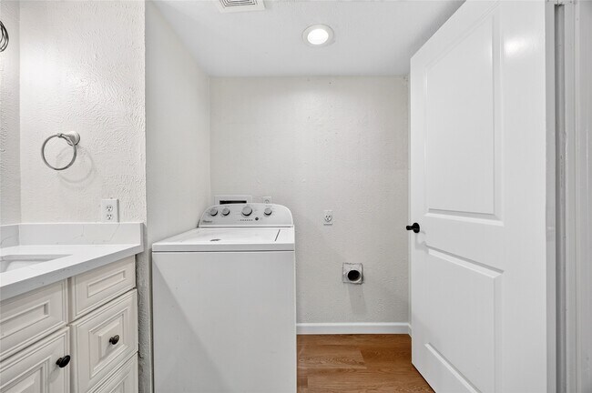 Building Photo - 24114 4 Sixes Ln