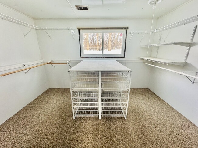 Building Photo - Nice Single family home 4-Bedroom Retreat with 2 Baths in Eagan – Your Perfect Home Awaits