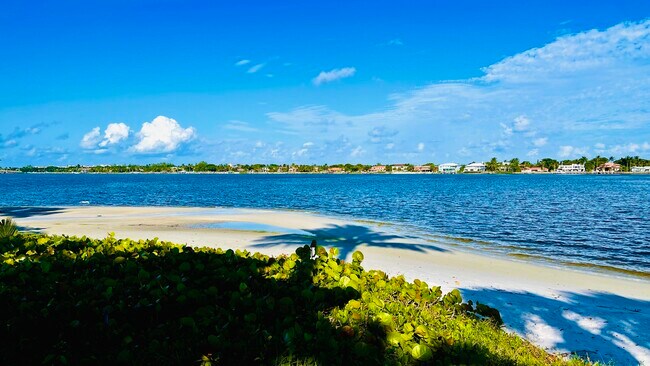 Building Photo - 107 Half Moon Cir