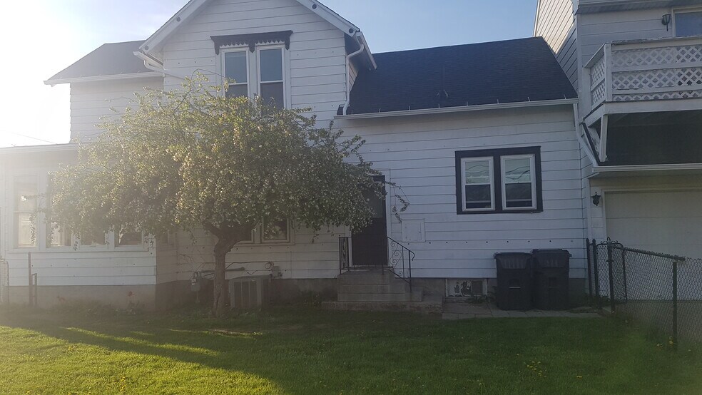 Primary Photo - 1032 Perry St