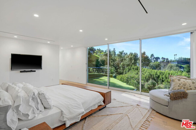 Building Photo - 2615 La Cuesta Dr