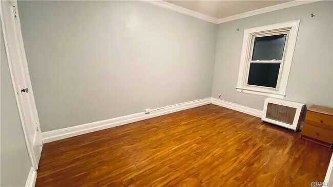 Building Photo - "Charming 3-Bedroom Unit in Queens – Spacious 900 Sq Ft Living!"