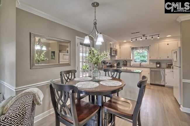 Building Photo - Cute Patio Home