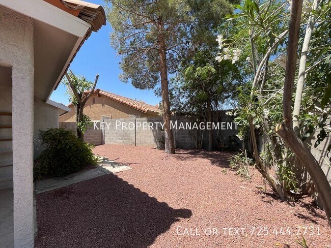 Building Photo - TWO STORY 4 BEDROOM WITH POOL NEAR SPRING ...