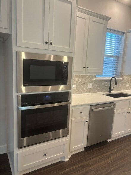 Building Photo - 8625 Spindletop Dr