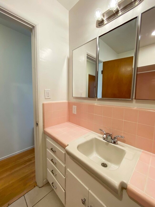 Building Photo - 215 S Baldwin Ave