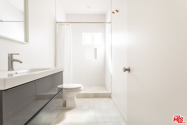 Building Photo - 3611 1/2 Bellevue Ave