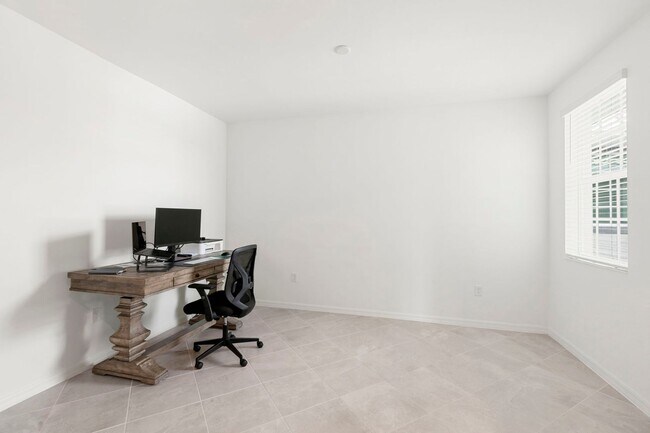 Building Photo - Stylish Corner Coach Home in Prime Fort My...