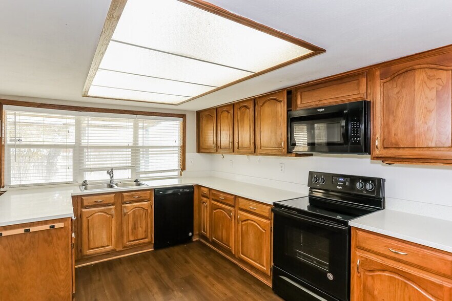 Building Photo - 1921 Wilderness Trail