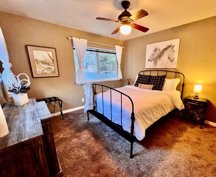 Building Photo - 1562 Oak St