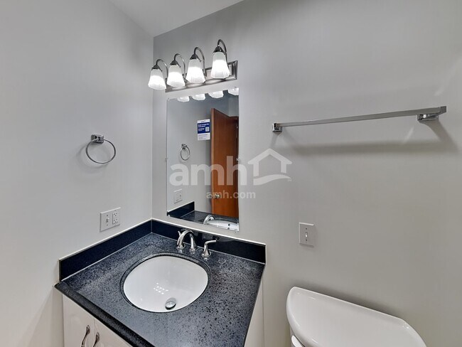 Building Photo - 2006 Oak Forest Dr