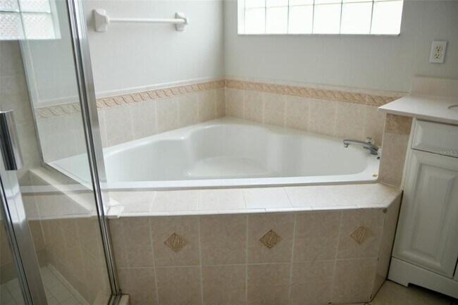 Building Photo - 4943 Solimartin Dr