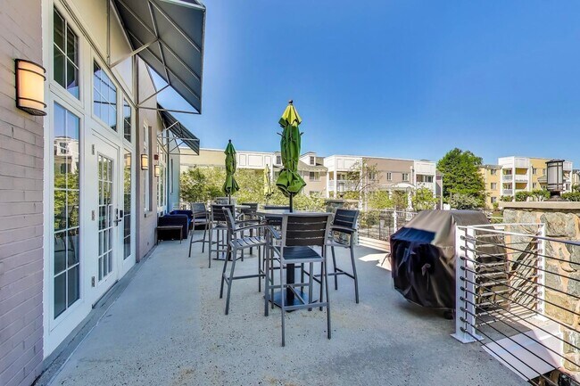 Building Photo - Light-filled 2bd/2ba right on S Four Mile Run $2850