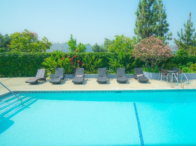 Building Photo - 660 W Bonita Ave