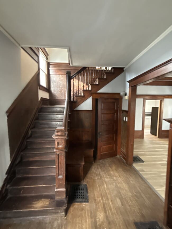 Building Photo - 913 10th St