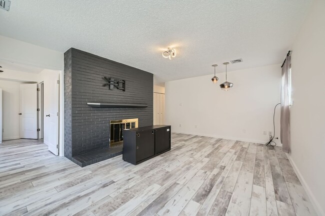 Building Photo - BEAUTIFUL 2 Bed 2 Bath Condo in Boulder- A...