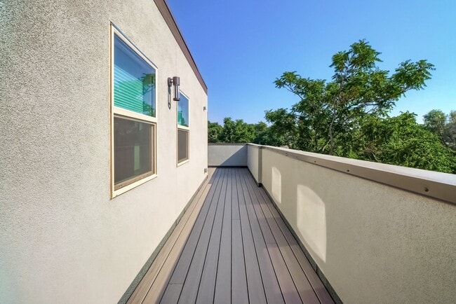 Building Photo - 3 bedroom Townhome + 2 Large Flex Spaces &...