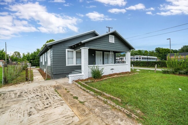 Building Photo - Your Dream Rental Awaits – Fully Renovated and Move-In Ready!