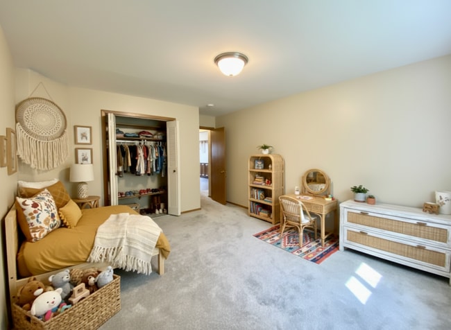 Building Photo - Cozy 2 Bedroom, 1 Bath Apartment with Balcony - Welcome Home!